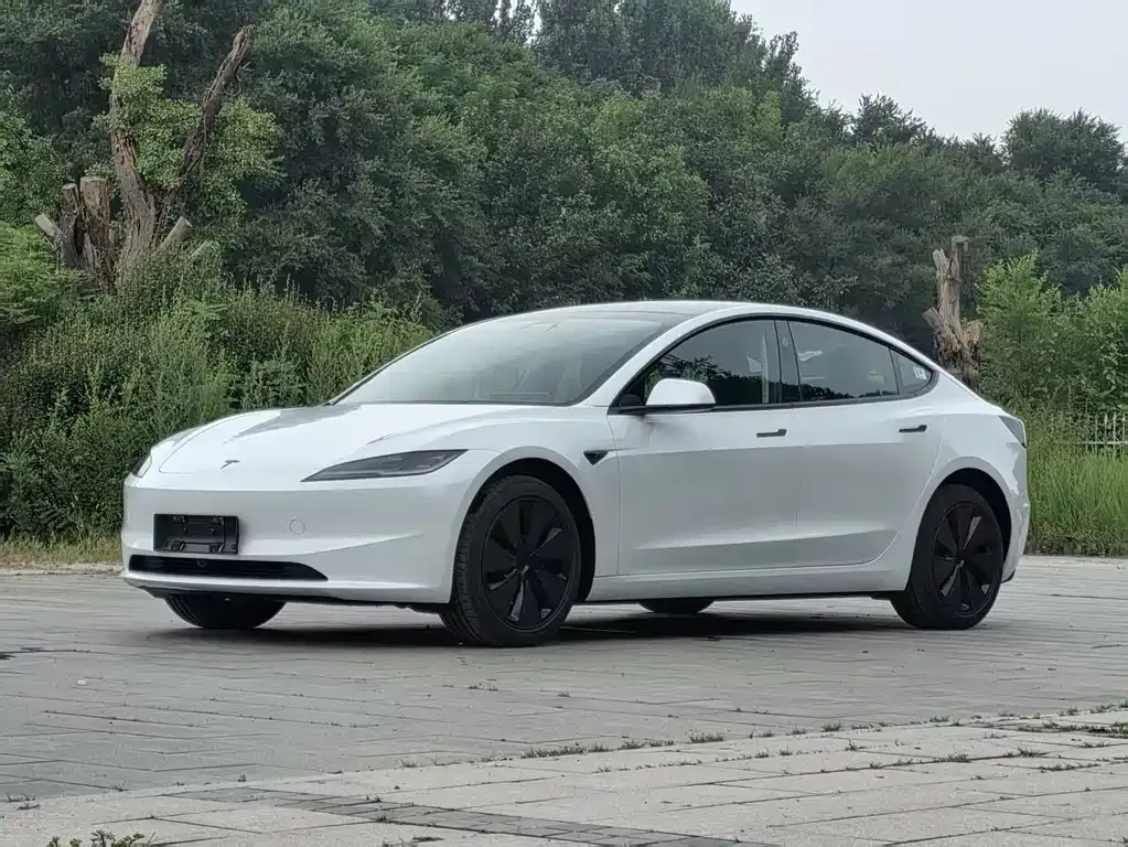 Tesla Model 3 — фото 1