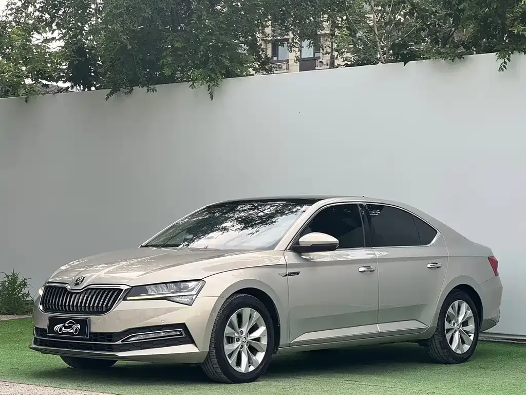 Skoda Superb — фото 1