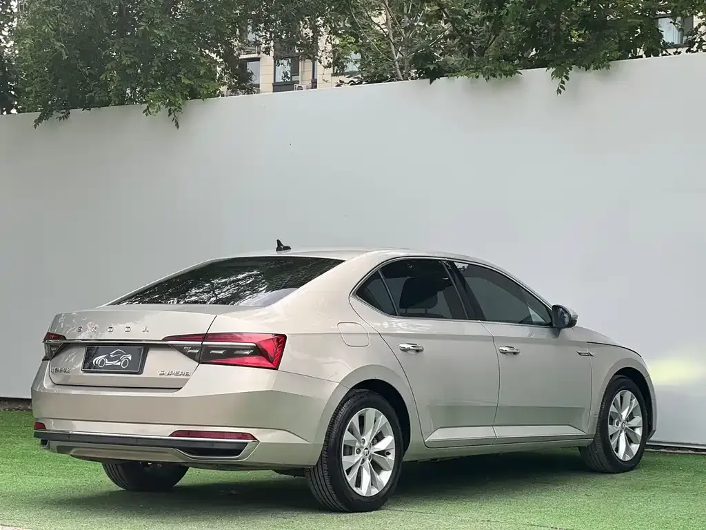 Skoda Superb — фото 9