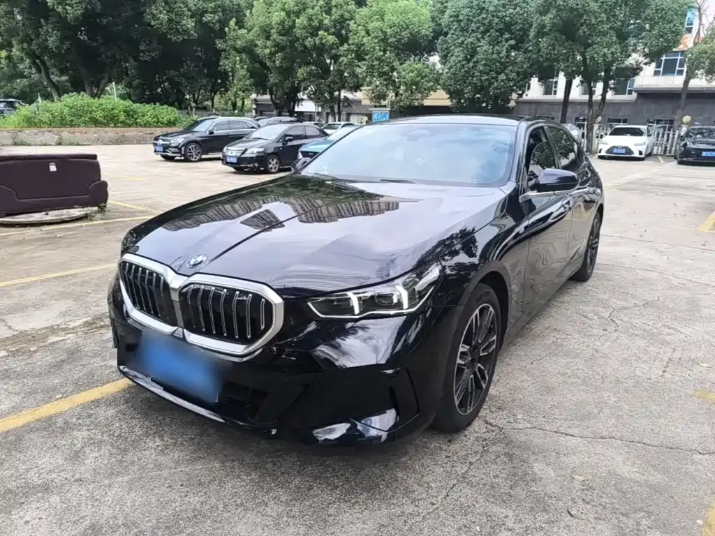 BMW 5 Series — фото 1