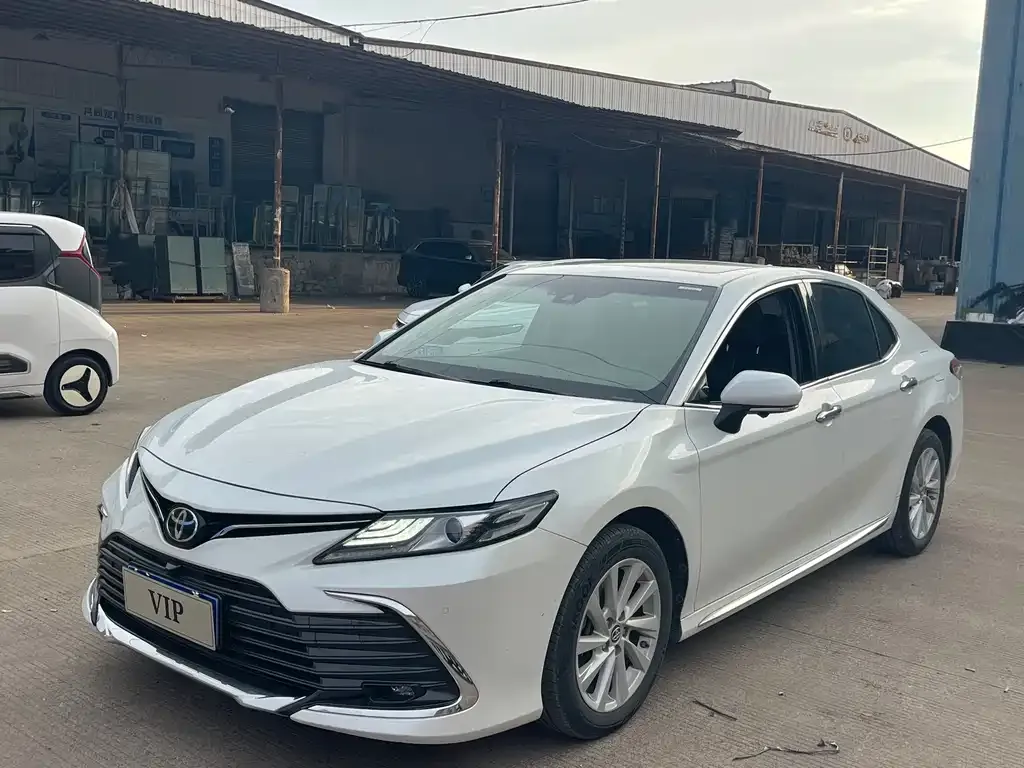 Toyota Camry — фото 1