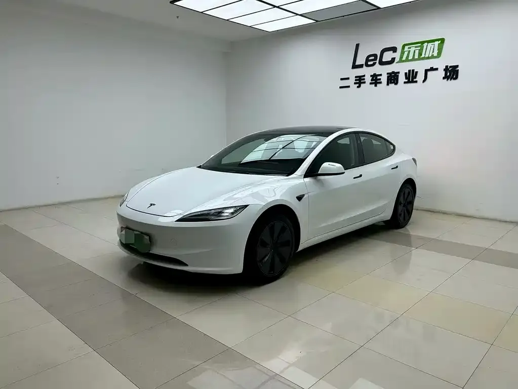 Tesla Model 3 — фото 1