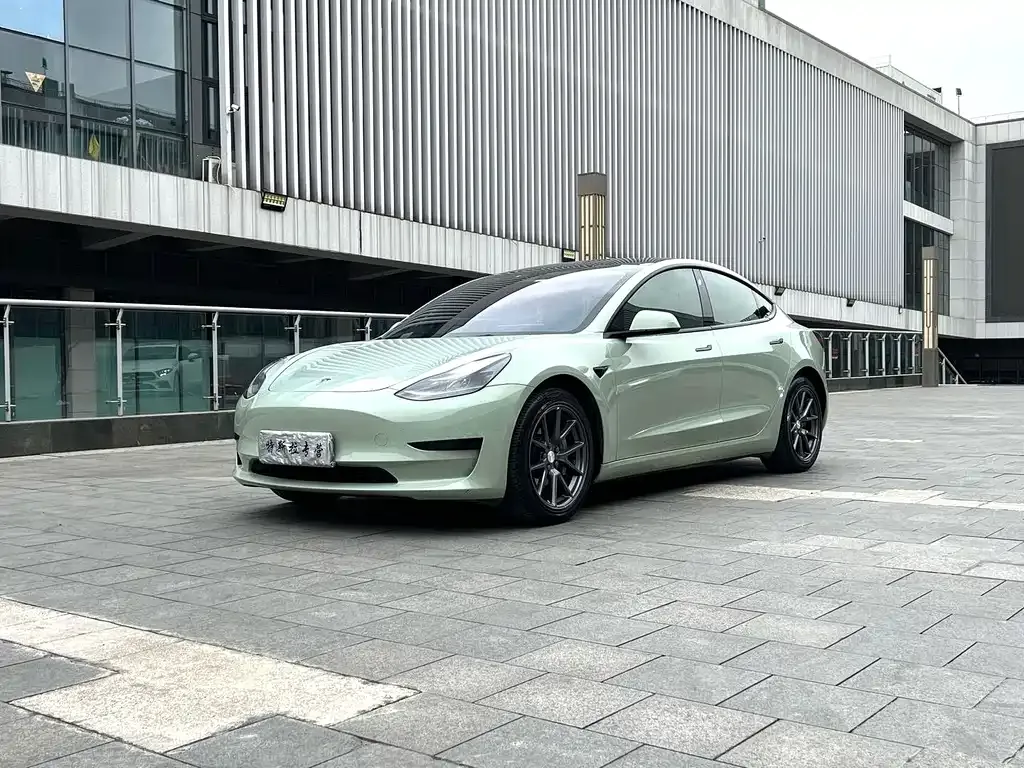 Tesla Model 3 — фото 1