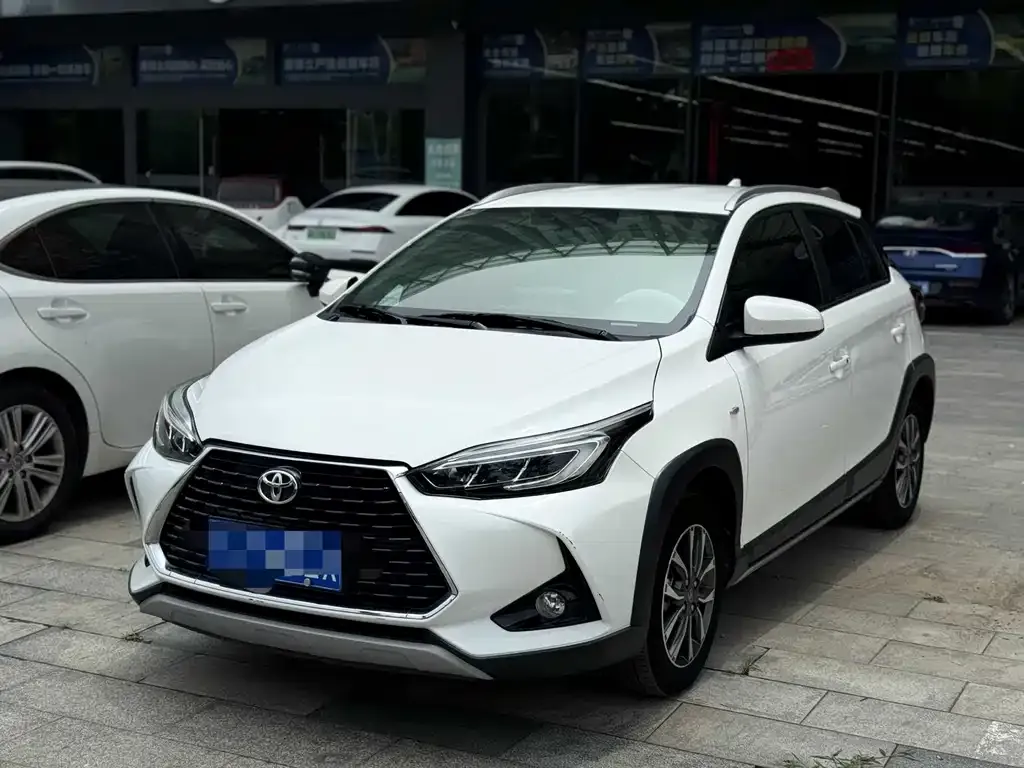 Toyota Yaris L — фото 1