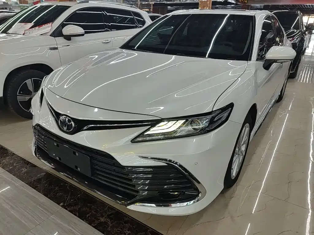 Toyota Camry — фото 1