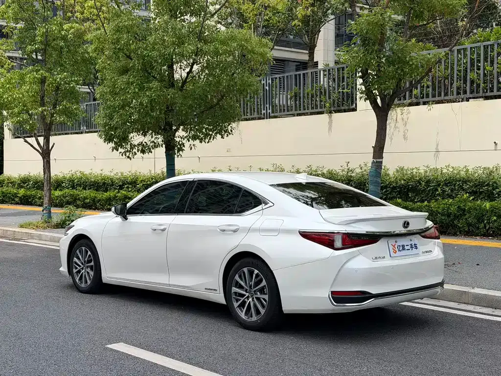 Lexus ES — фото 9