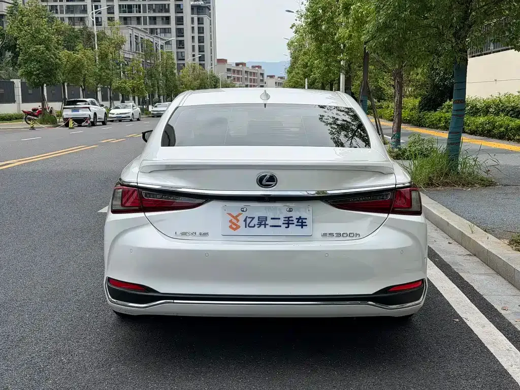 Lexus ES — фото 10
