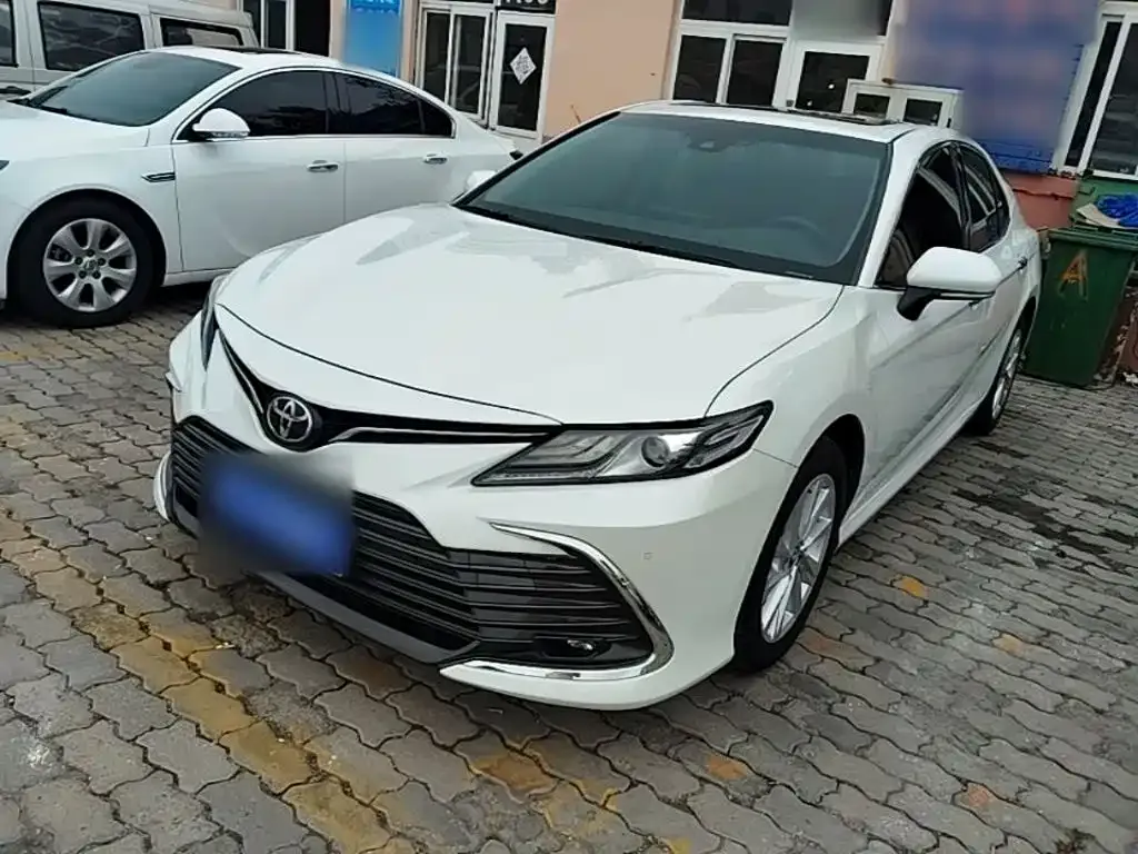 Toyota Camry — фото 1