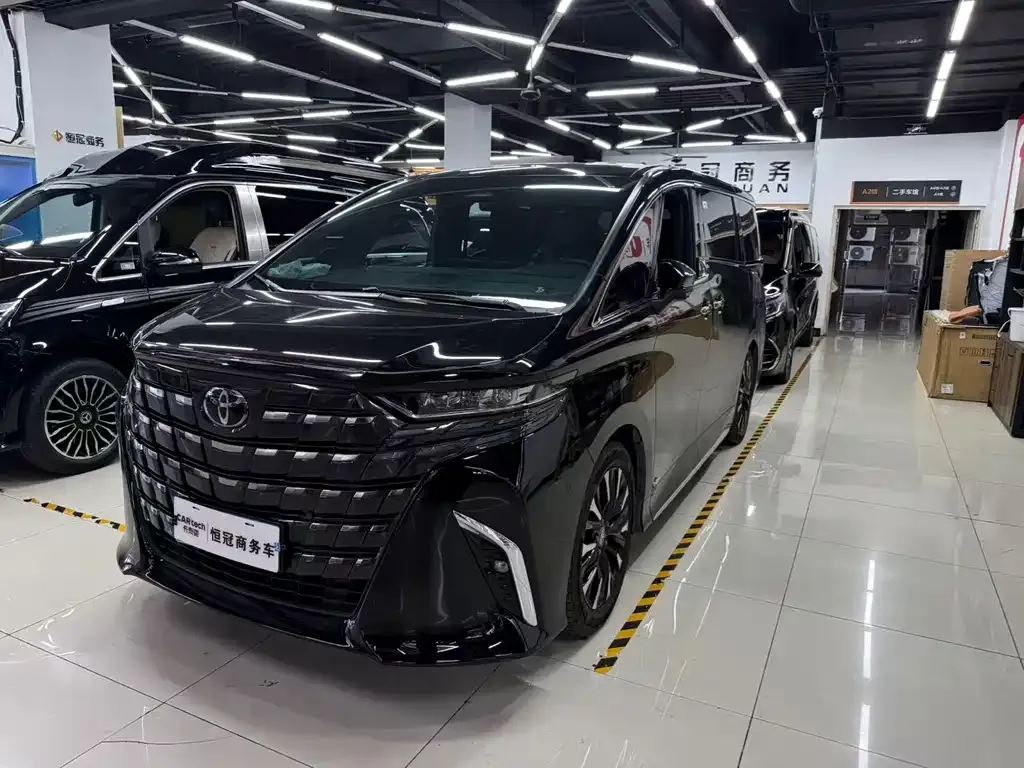 Toyota Alphard — фото 1