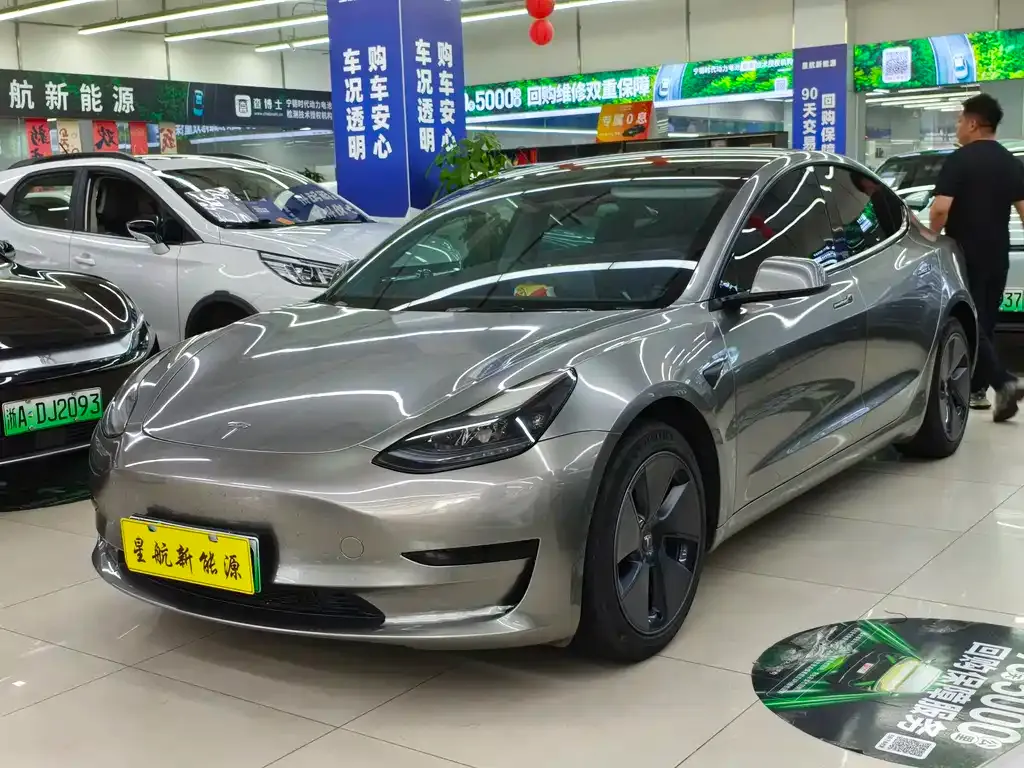 Tesla Model 3 — фото 1