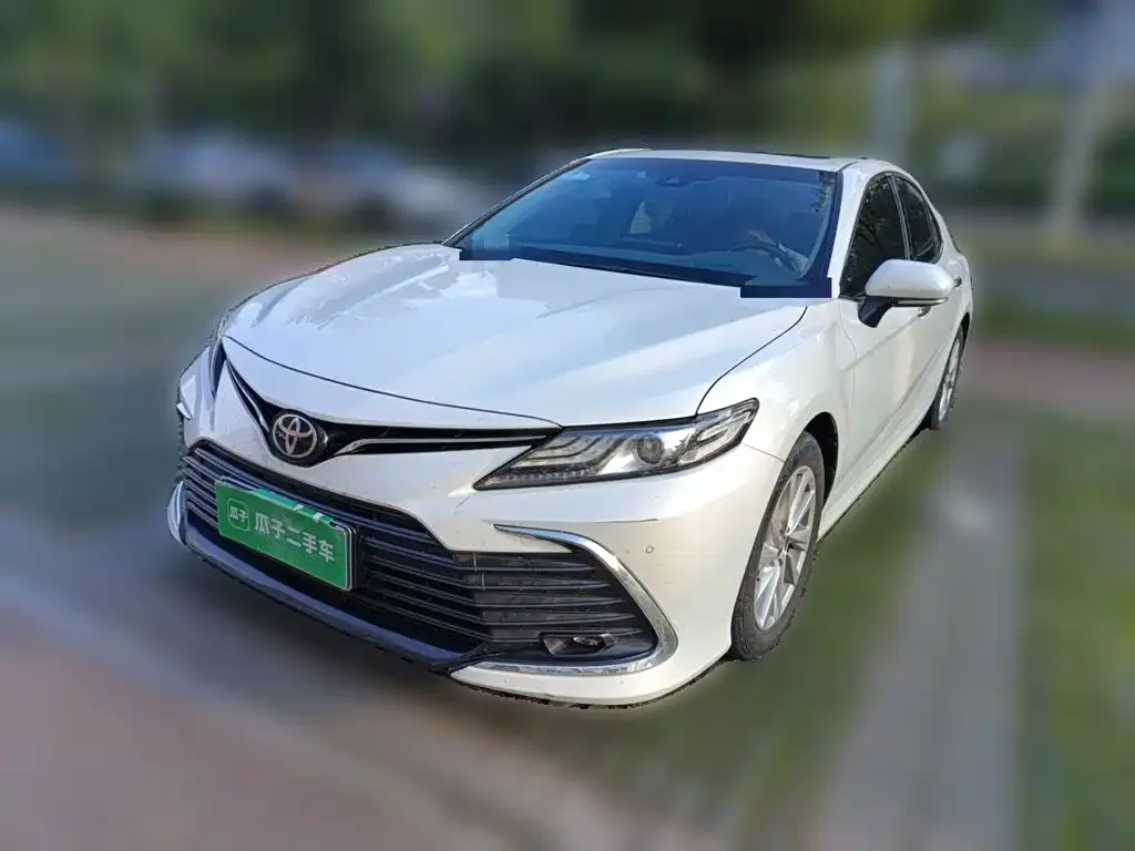 Toyota Camry — фото 1