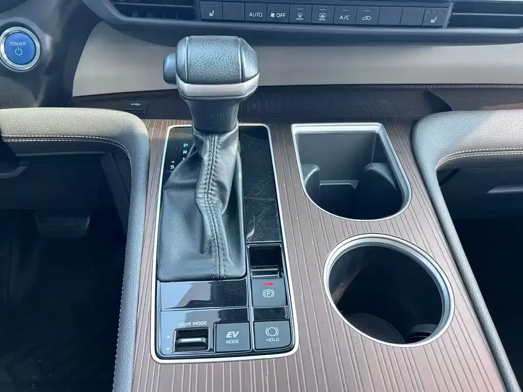 Toyota Granvia — фото 3