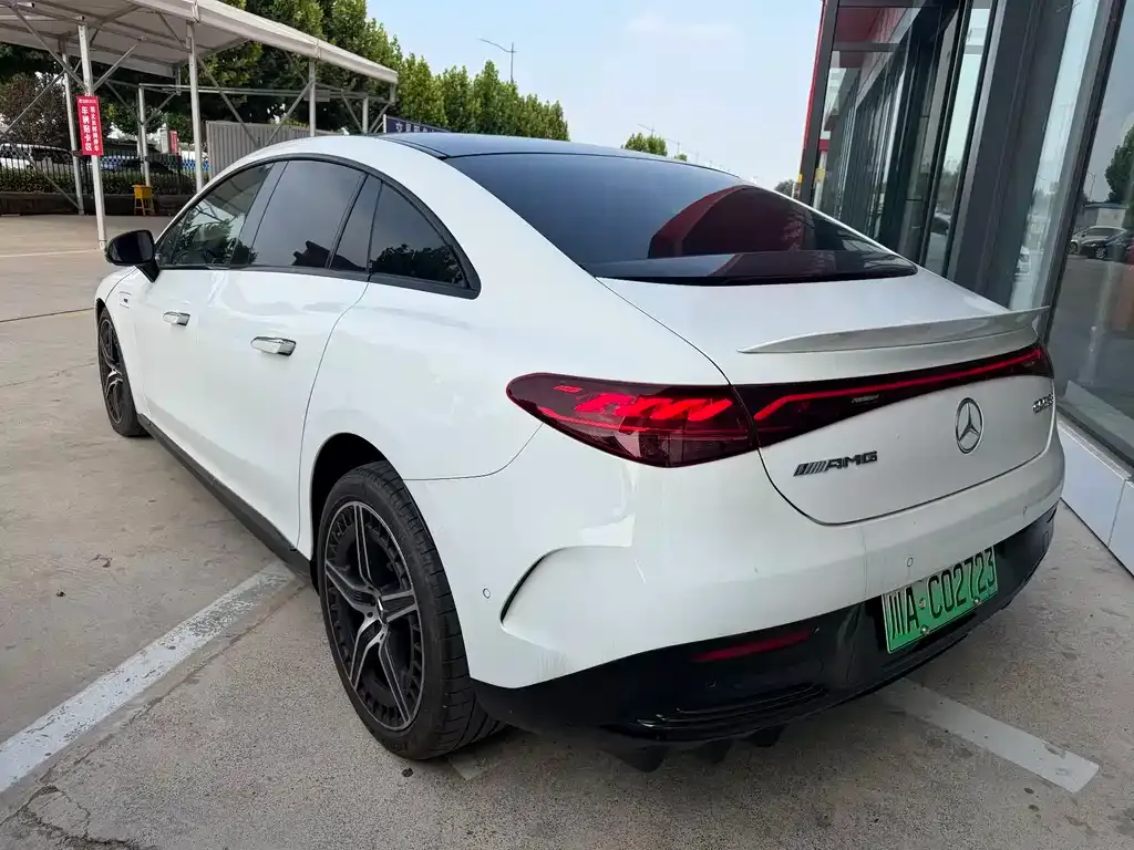 Mercedes-Benz EQE AMG — фото 6
