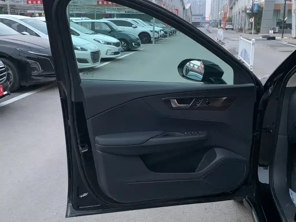 Hongqi E-QM5 — фото 2