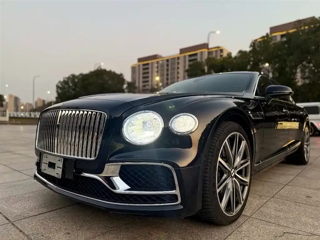 Bentley Flying Spur — фото 1