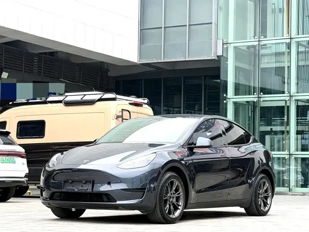 Tesla Model Y — фото 1
