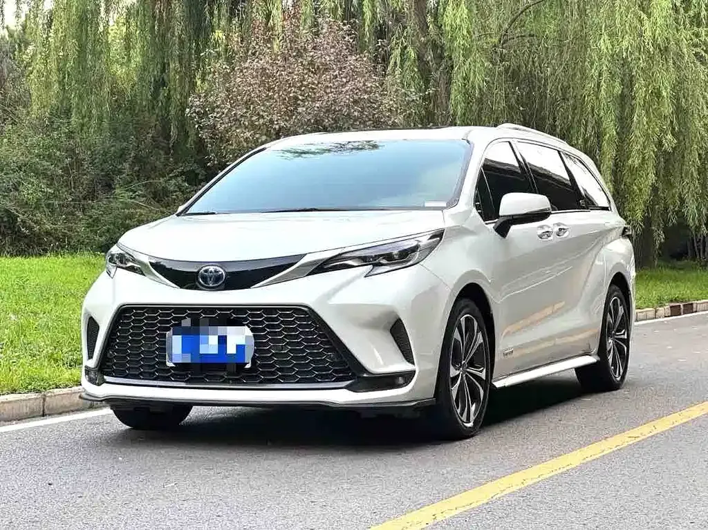 Toyota Granvia — фото 1