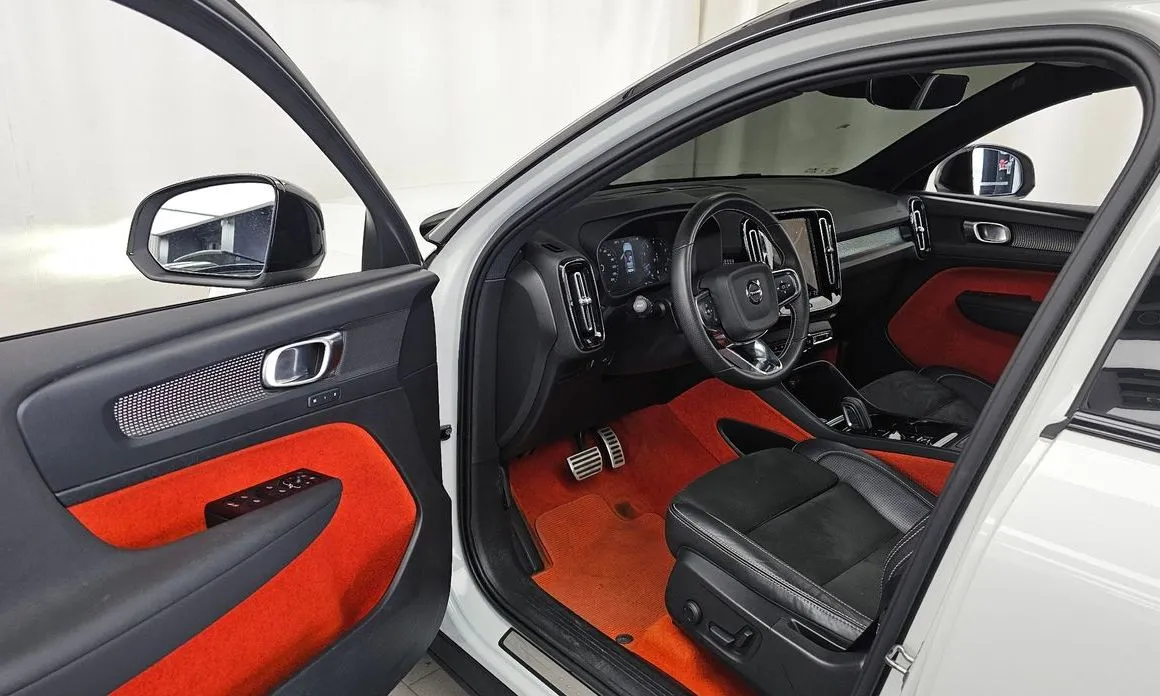 Volvo XC40 — фото 10