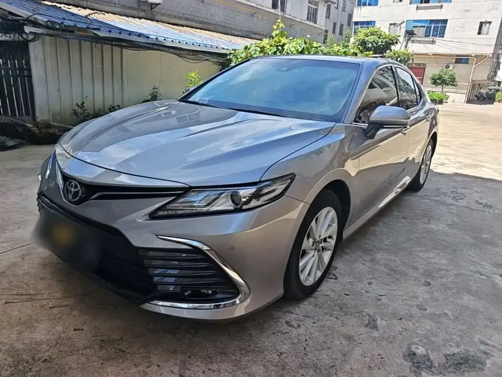 Toyota Camry — фото 1
