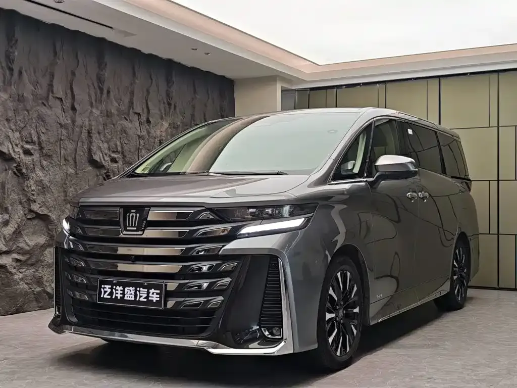 Toyota Vellfire — фото 1