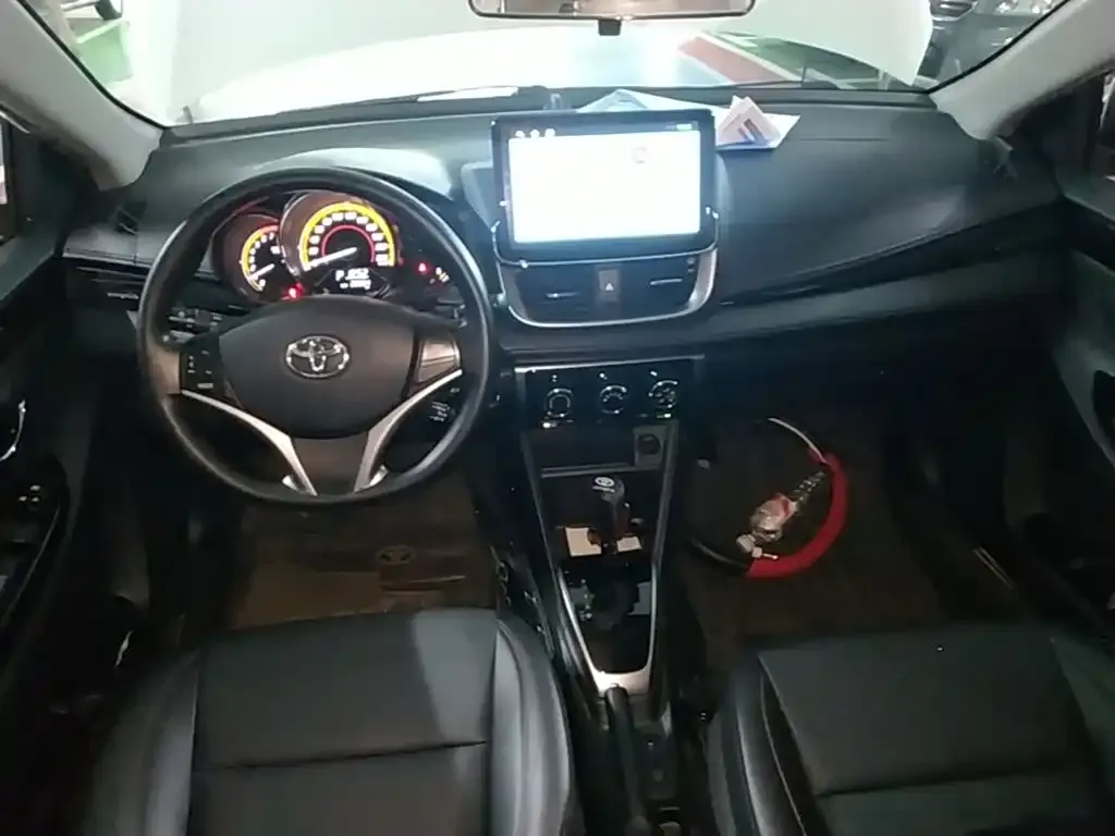 Toyota Yaris L — фото 3