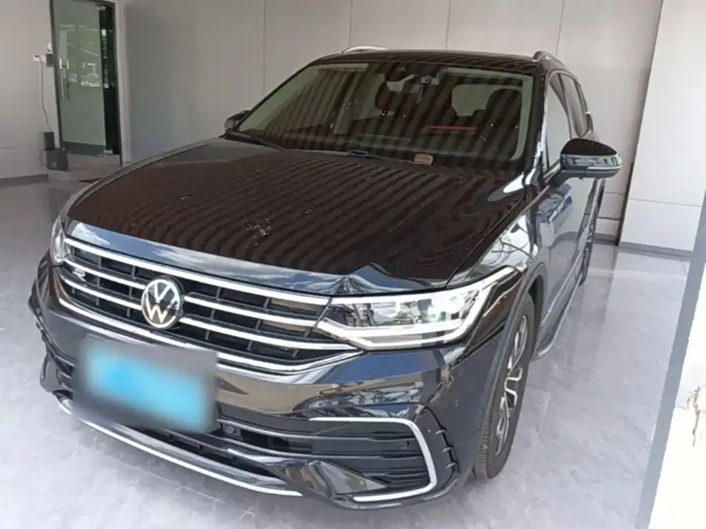 Volkswagen Tiguan L — фото 1