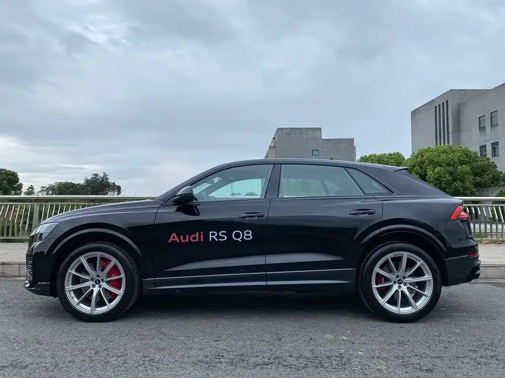 Audi RS Q8 — фото 6