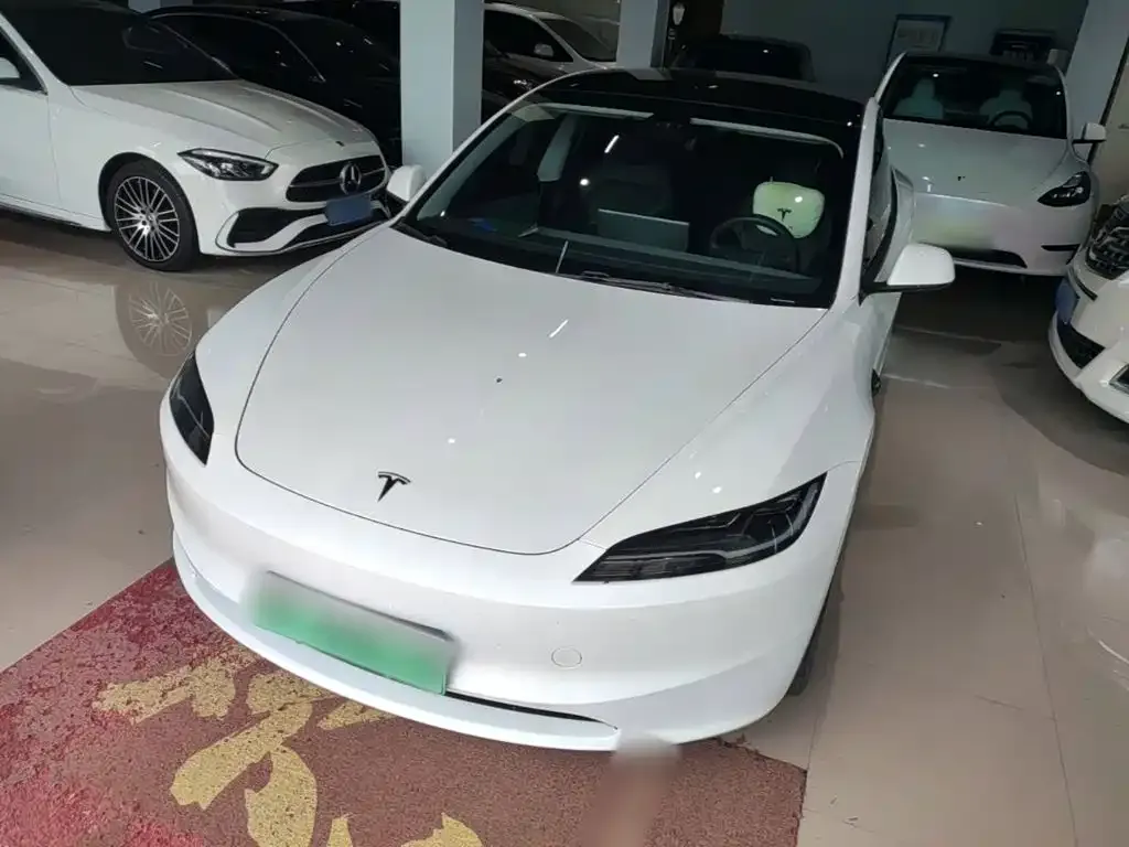 Tesla Model 3 — фото 1