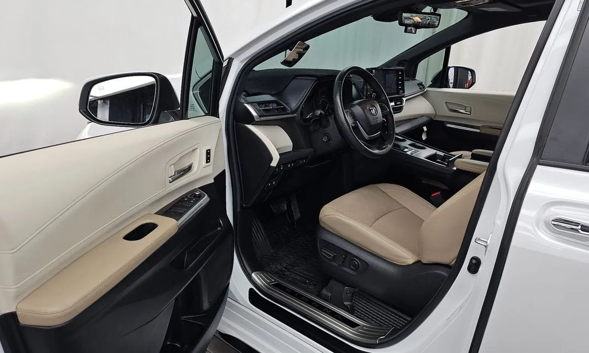 Toyota Sienna — фото 10