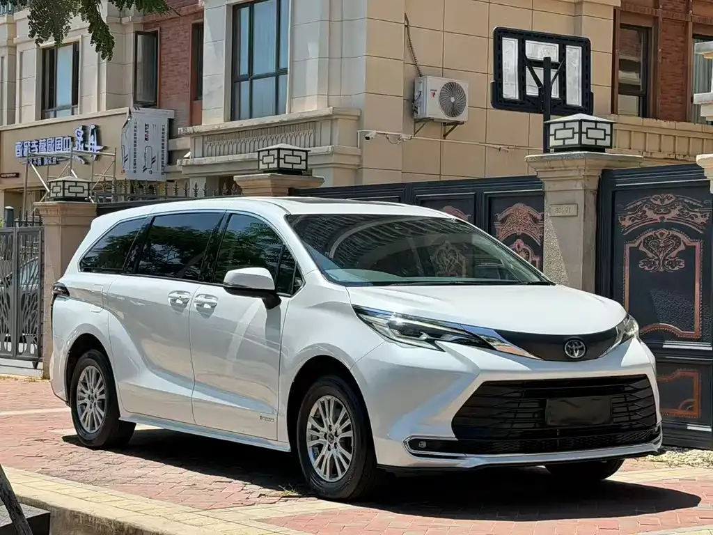 Toyota Sienna — фото 6