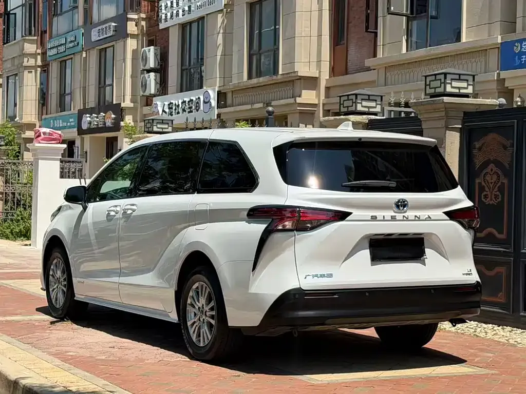 Toyota Sienna — фото 2