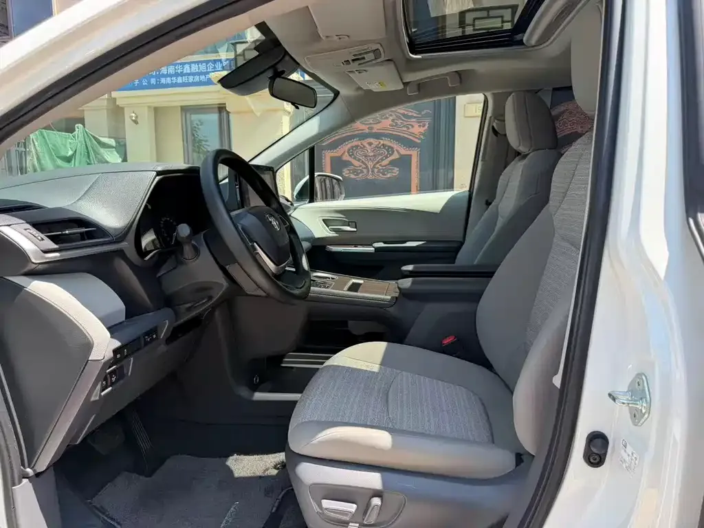 Toyota Sienna — фото 4