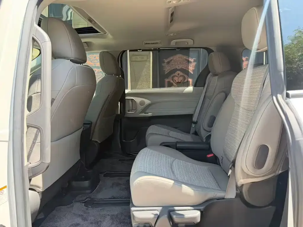Toyota Sienna — фото 9