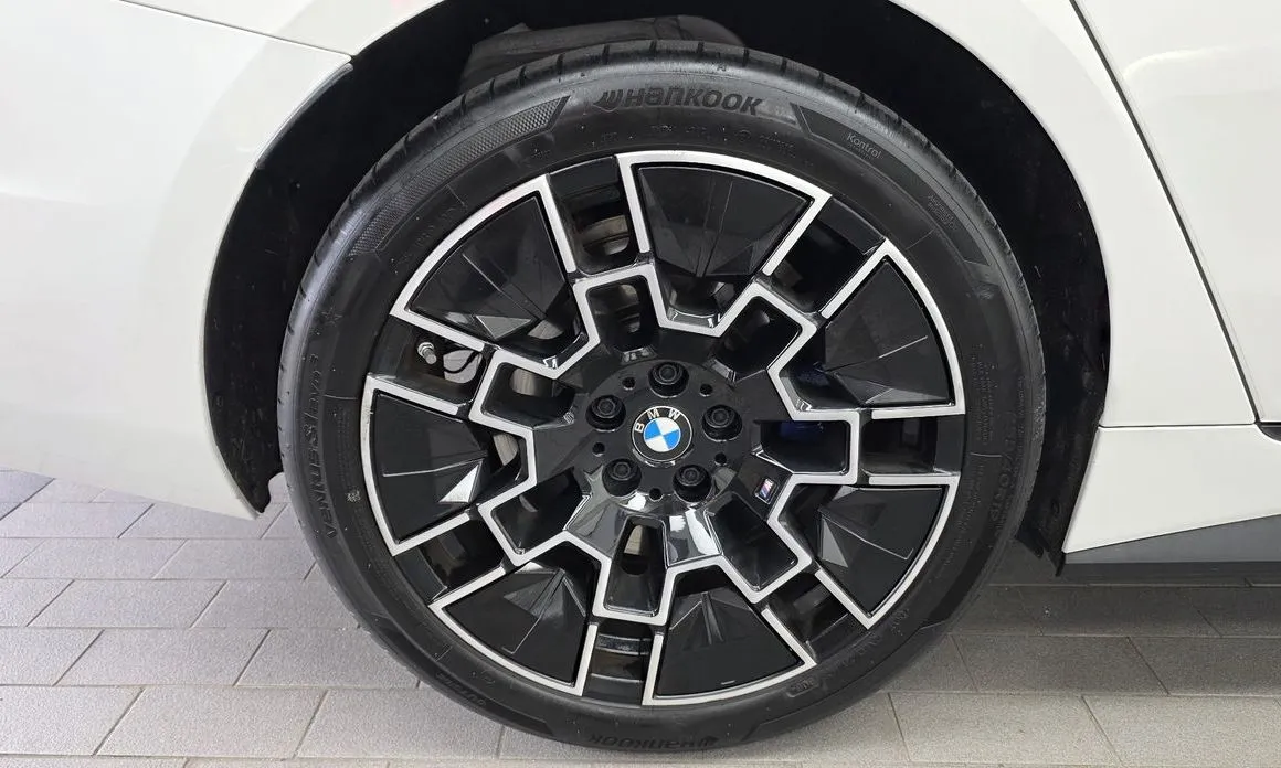 BMW i4 — фото 8