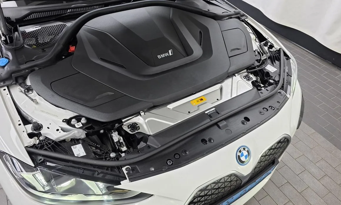 BMW i4 — фото 7