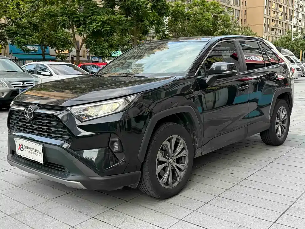 Toyota RAV4 — фото 1