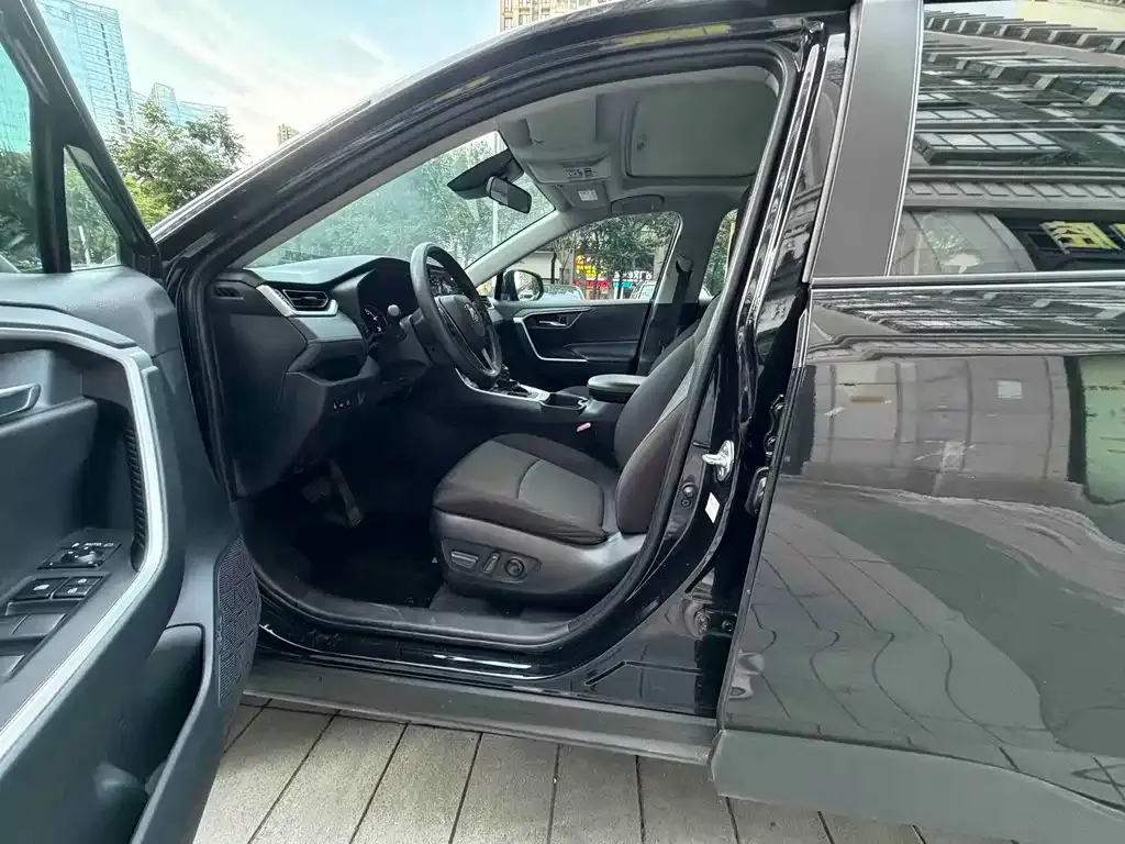 Toyota RAV4 — фото 6