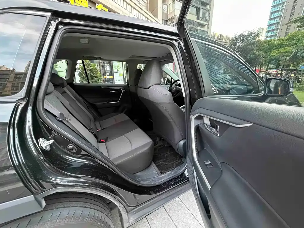 Toyota RAV4 — фото 9
