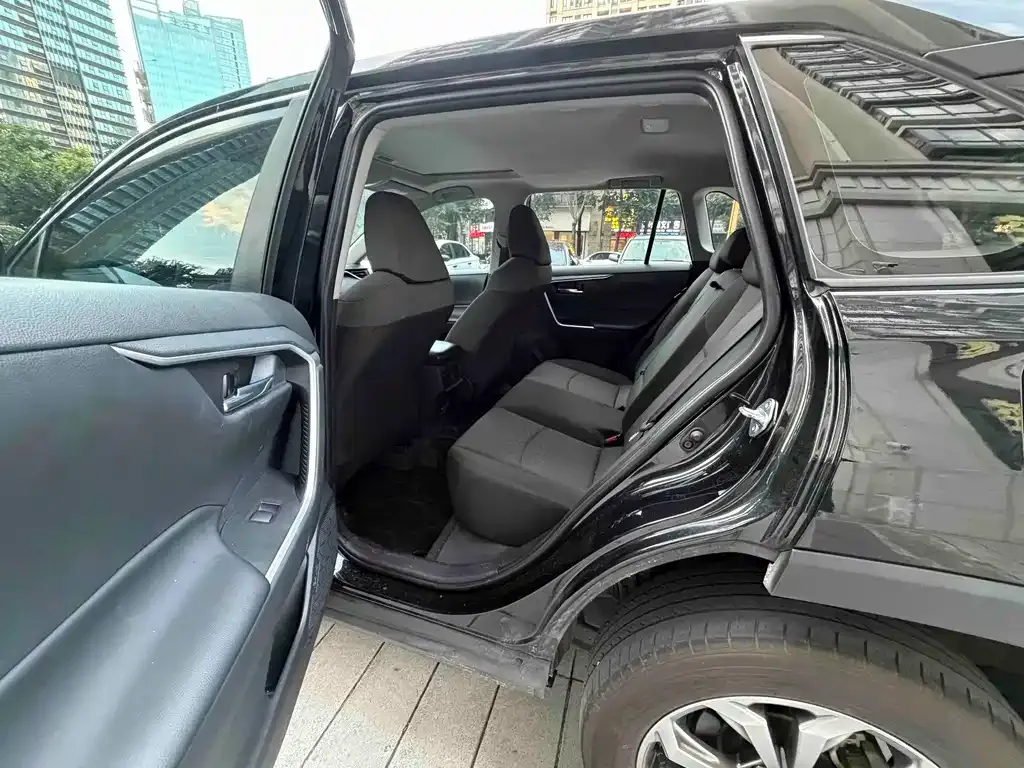 Toyota RAV4 — фото 10