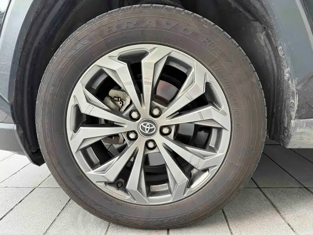 Toyota RAV4 — фото 4