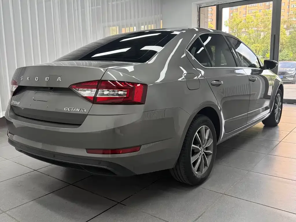 Skoda Octavia — фото 2
