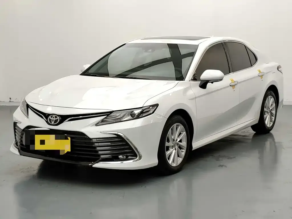 Toyota Camry — фото 1