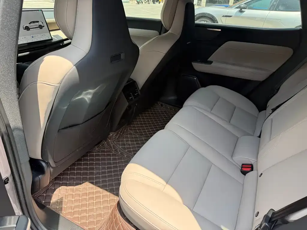 Volvo XC70 Plug-in Hybrid — фото 5