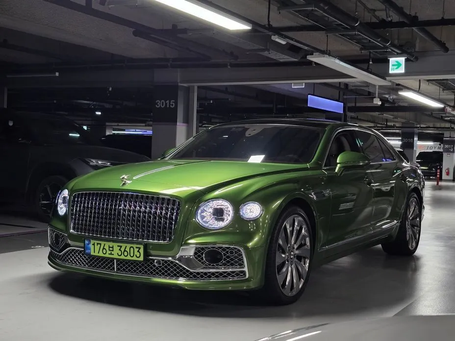 Bentley Flying Spur — фото 1