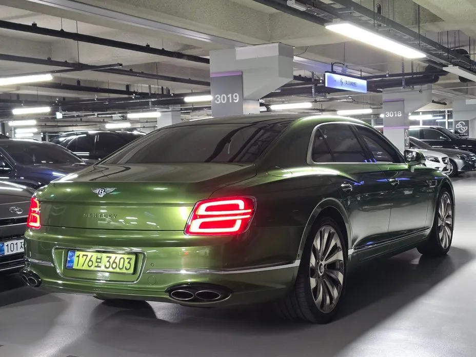 Bentley Flying Spur — фото 10