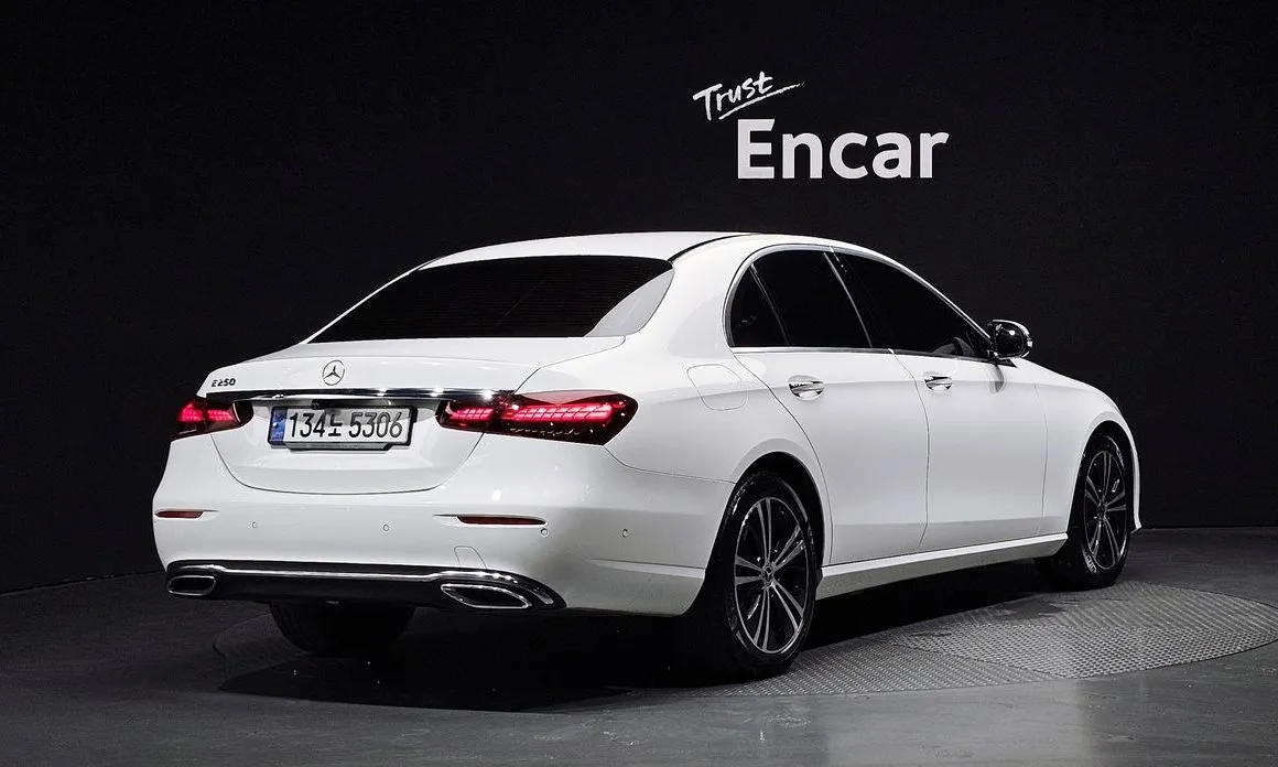 Mercedes-Benz E-Class — фото 9