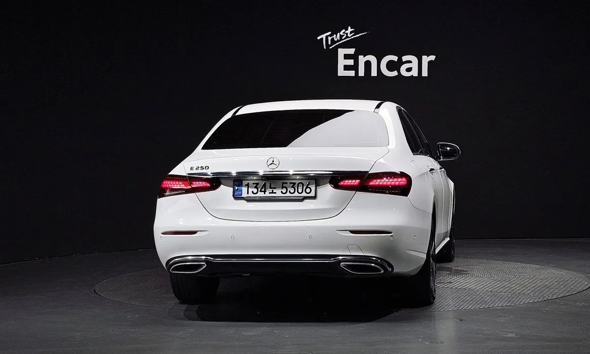 Mercedes-Benz E-Class — фото 7