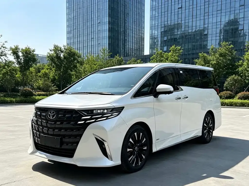 Toyota Alphard — фото 1