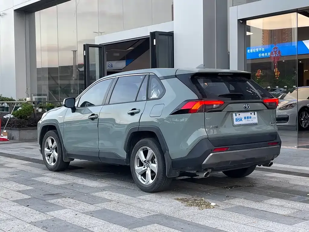 Toyota RAV4 — фото 10
