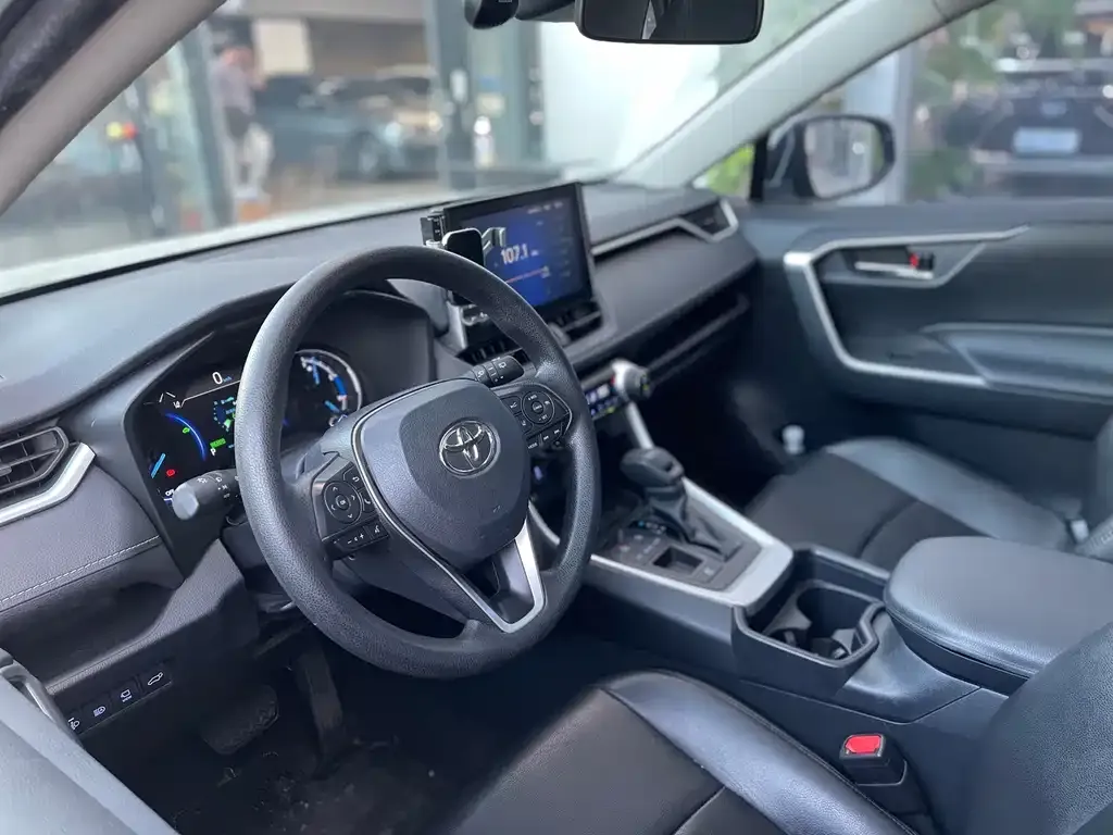 Toyota RAV4 — фото 5